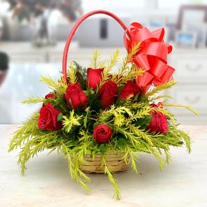 Lovely Roses in a basket Lovely Roses in a basket