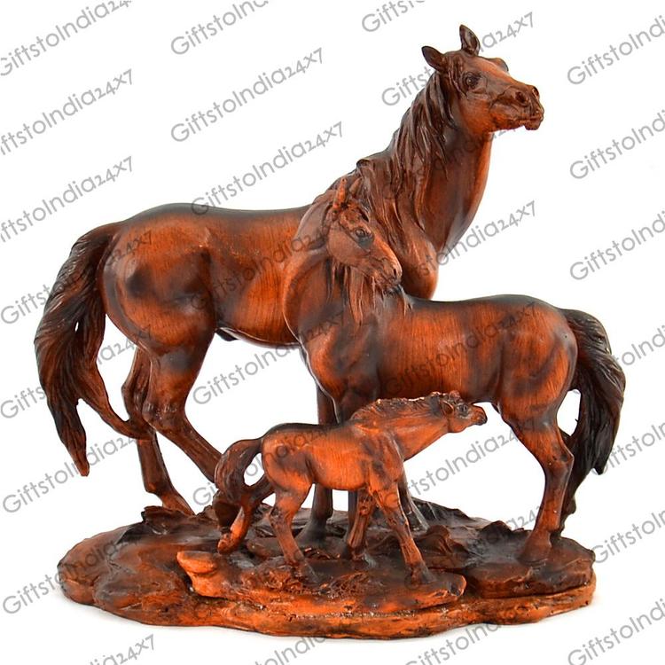 Horse with Family Showpiece