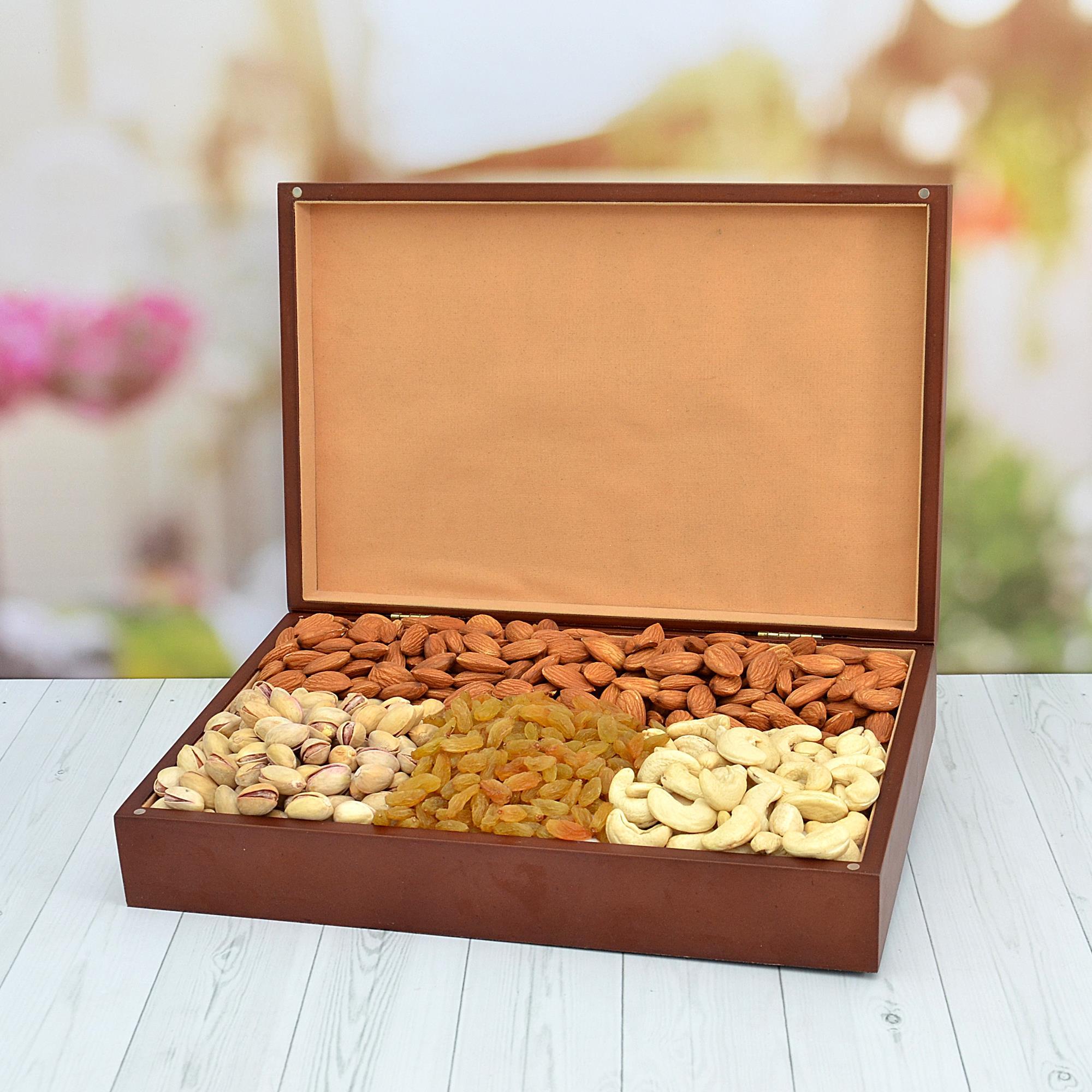 Dry Fruits Hamper 1 kg Kaju, Almond, Raisins, Pista with a Box, Gift