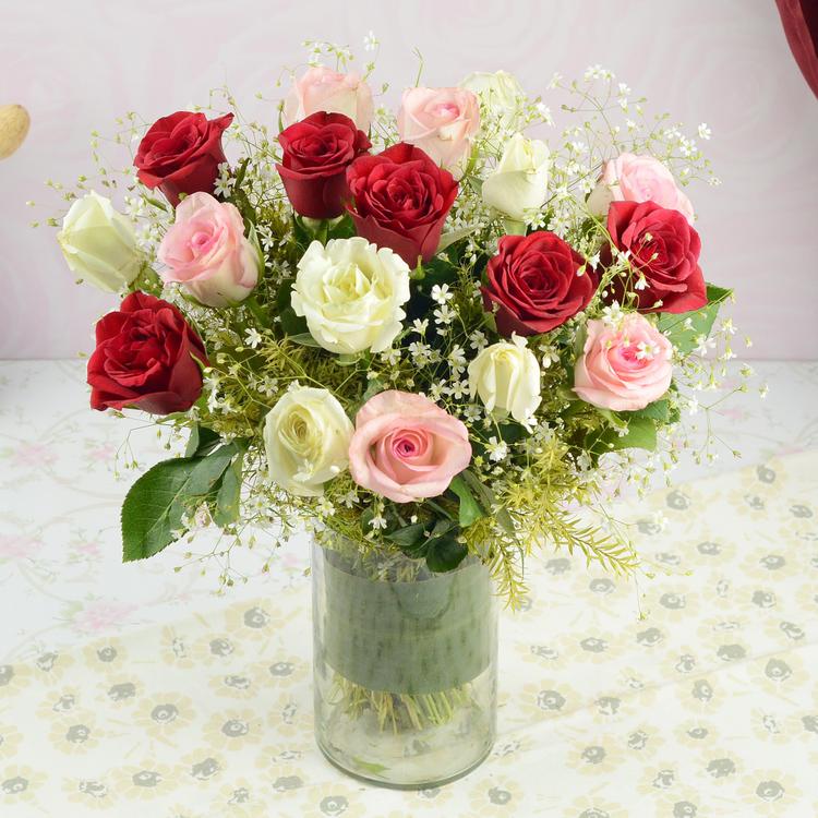 18Pcs Mixed Roses in a Vase
