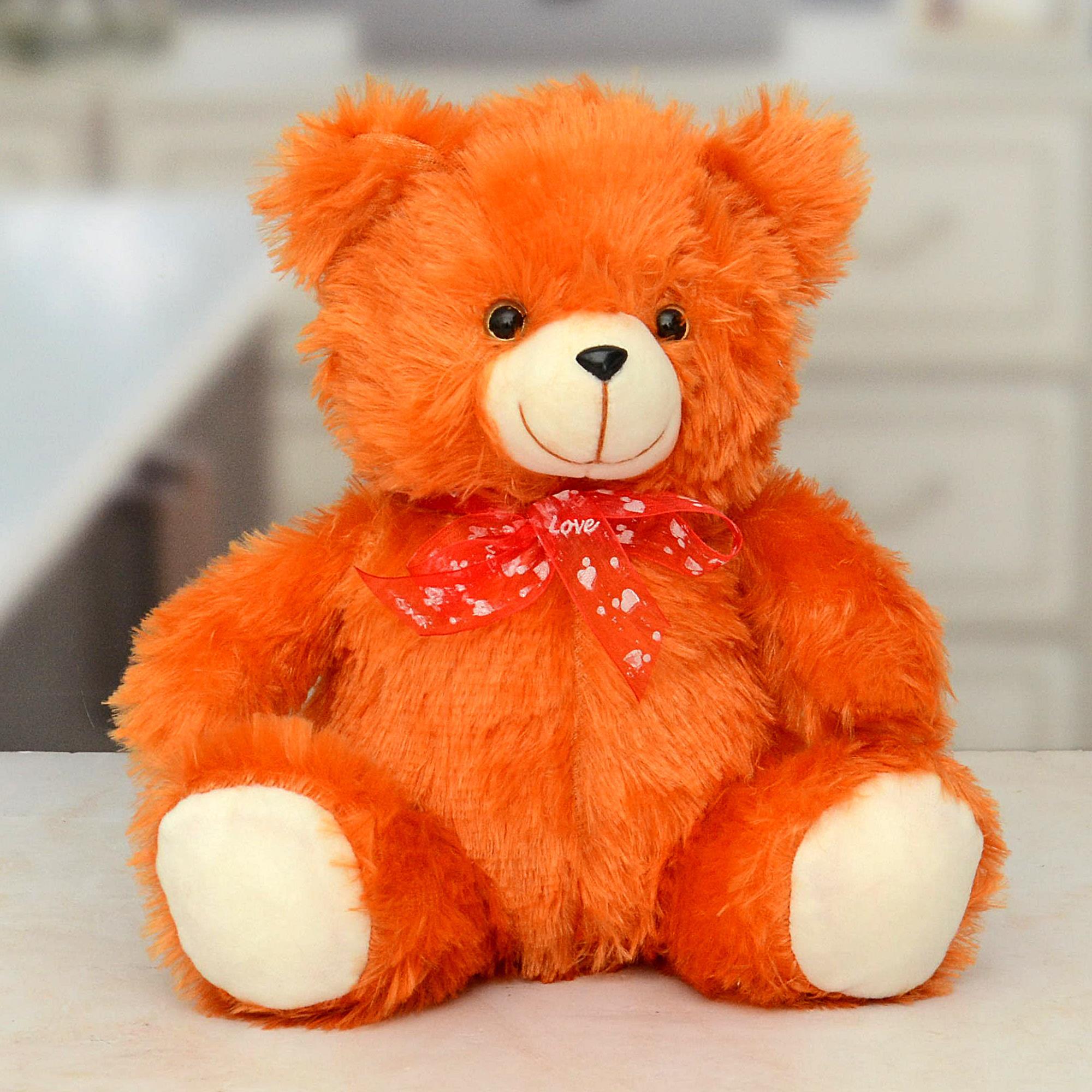 Orange bear. Плюшевый мишка в оранжевой футболке.