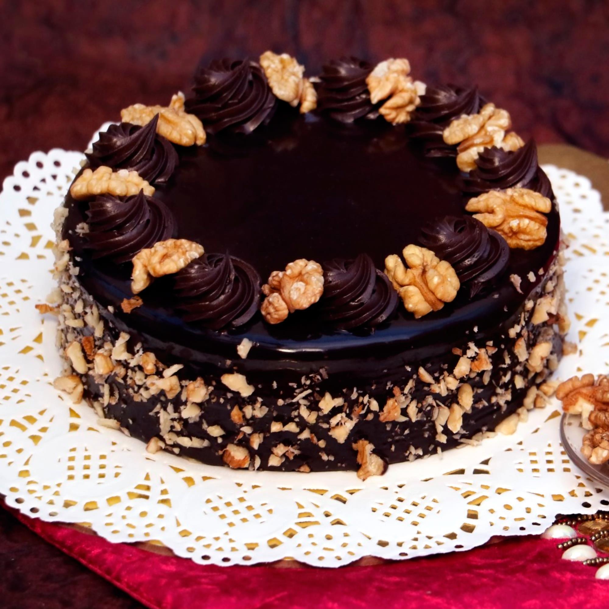 Order Crunchy Chocolate Walnut Cake Half Kg Online at Best Price, Free  Delivery|IGP Cakes