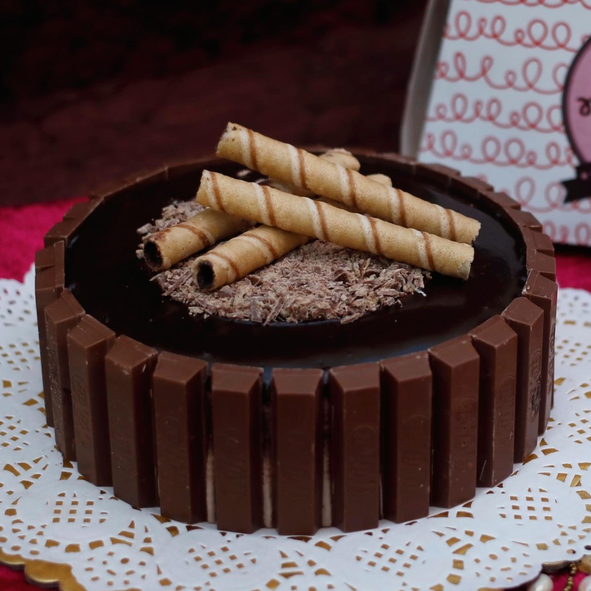 Chocolate KitKat Cake (1.4 KG) – Brown Bear Bakers