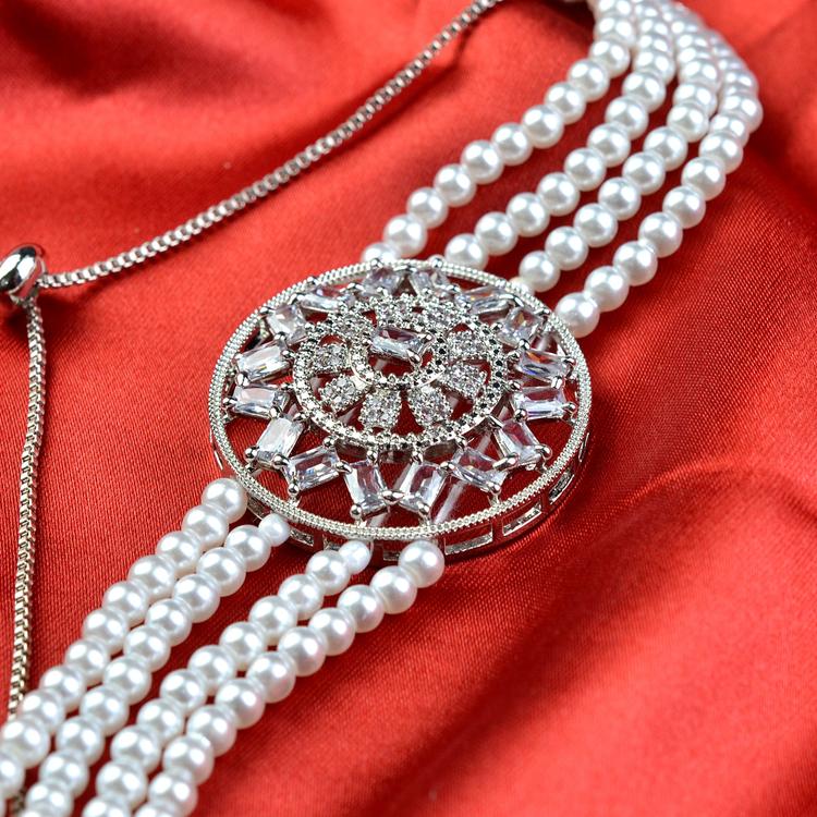 Round Brooch Pearls Bracelet