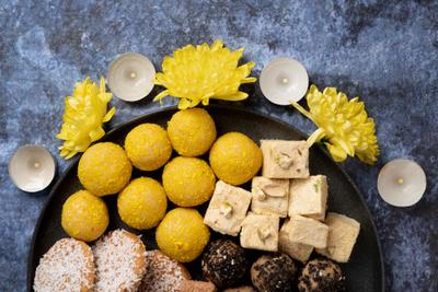 Top 5 Sweet Hampers to send on Rakhi