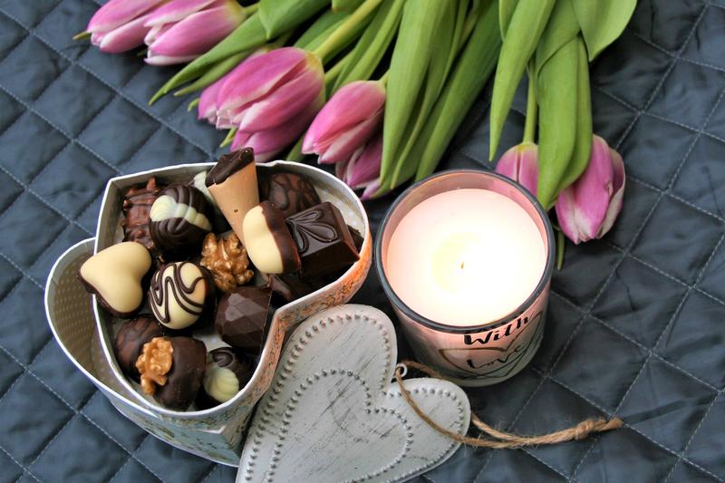 Send Flowers and Chocolates through Midnight Delivery