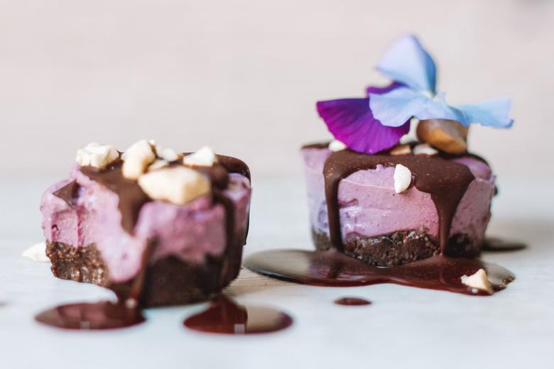 Send Chocolates and Flowers on Friendship Day