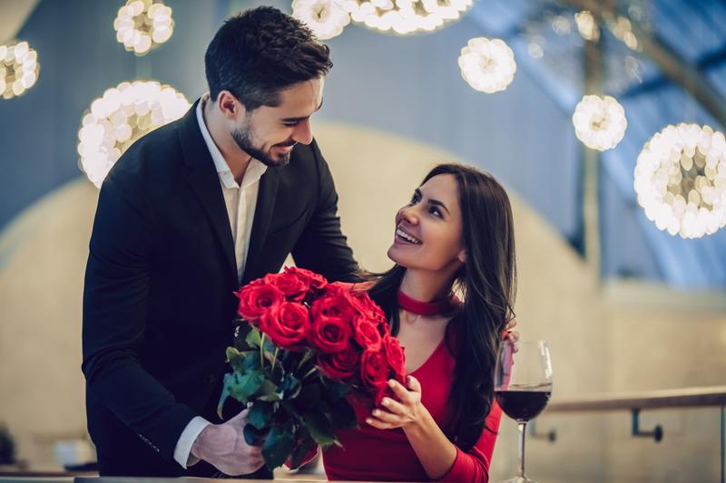 Top 8 First Gift Options To Give To Fiancee In India