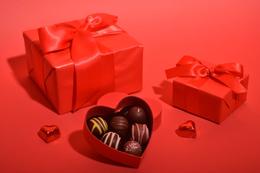 Surprise Romantic Gifts for Girlfriend in 2025