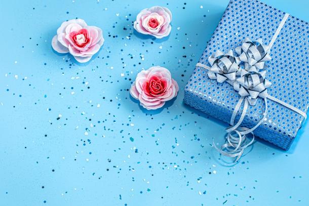 What to Gift to Parents on 25th Anniversary?