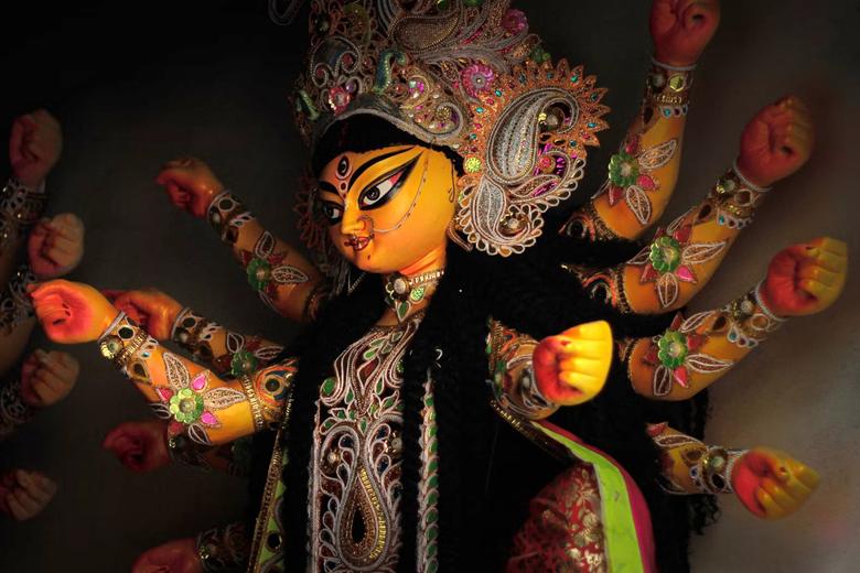 Traditional Outfits for Durga Puja 2026