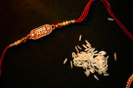 On Which Hand of Bhaiya & Bhabhi should the Rakhi be tied?