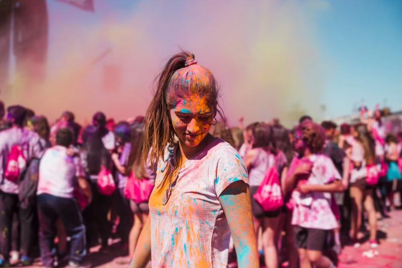 Splash the Colour of Holi by Sending Gifts to India