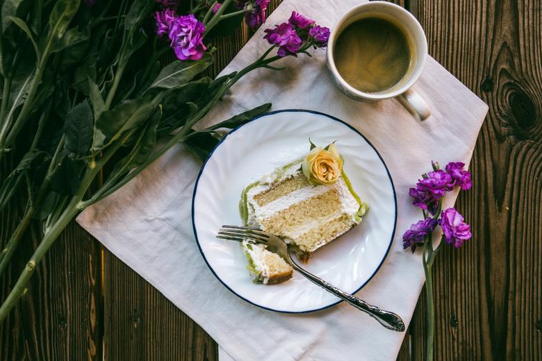 Send Flowers & Cakes to celebrate Easter