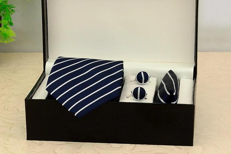 Top 8 Gifts for a Male Colleague