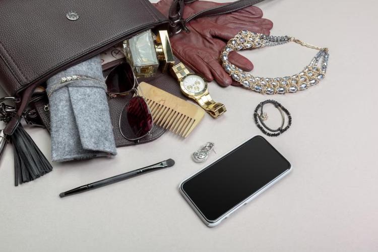 Entice Your Loved Ones With Apparels And Accessories