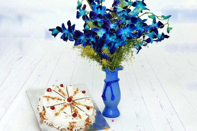 Top 5 Flowers and Cakes to Send as Gifts