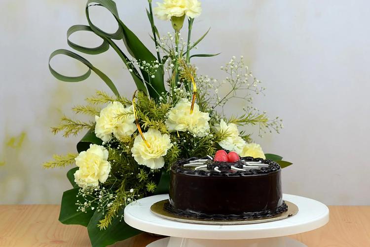 Top 5 Flowers and Cakes to Send as Gifts