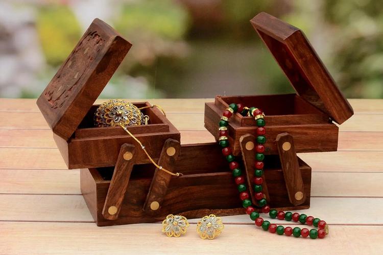 Send Friendship Day Gifts to Your Girlfriends