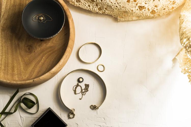 Send Gifts to India from the UK to Congratulate Your Loved Ones 