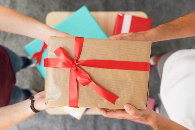 Express your Admiration with the Midnight Delivery of Gifts