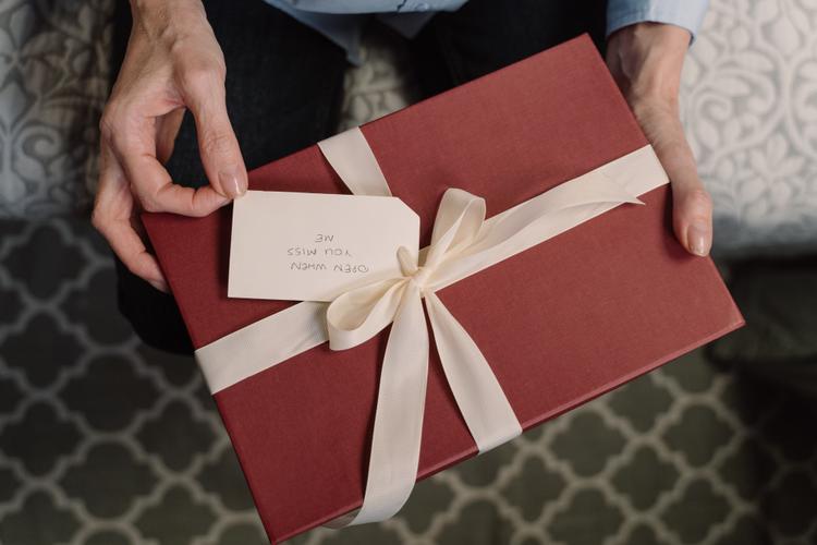 Surprise your Loved Ones with Midnight Delivery Service to India 