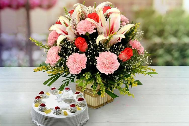 Top 10 Flowers with Cakes