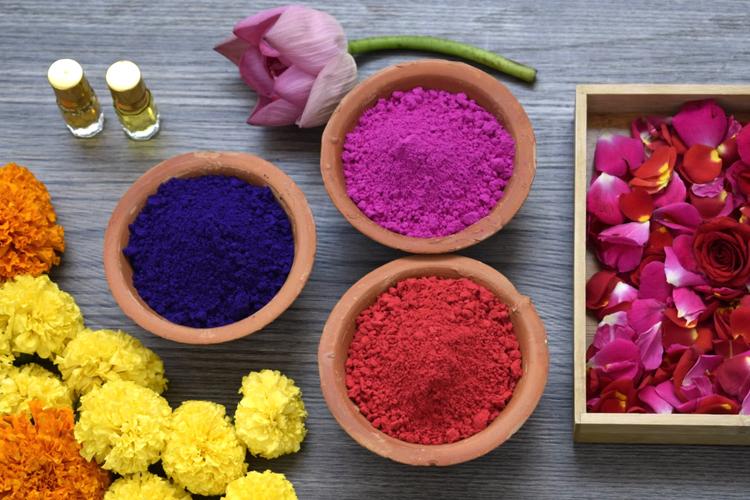 Send wonderful Holi gifts to India from USA