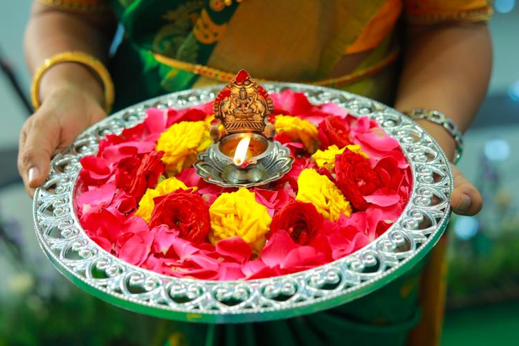 Send wonderful Holi gifts to India from USA