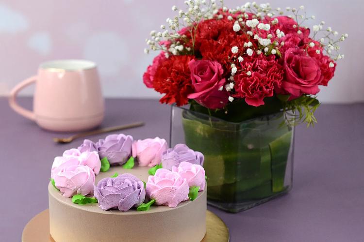 Top 5 Flowers & Cakes for Graduation in India 
