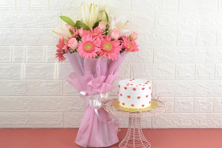 Top 5 Flowers & Cakes for Graduation in India 