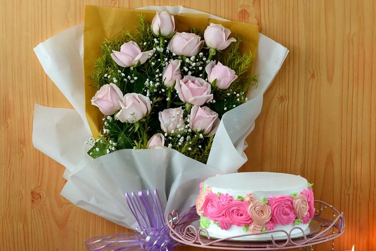 Top 5 Flowers & Cakes for Graduation in India 