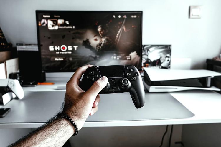 Send Luxury Valentine Gifts to India