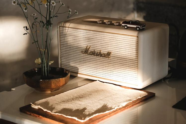 Send Luxury Valentine Gifts to India