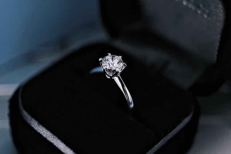 Send Luxury Valentine Gifts to India