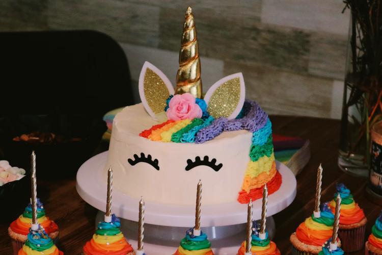 Top 6 Fondant Cakes to Send to Your Loved Ones