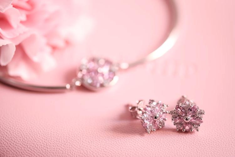 5 Premium Valentine's Day Jewelry to Send to India