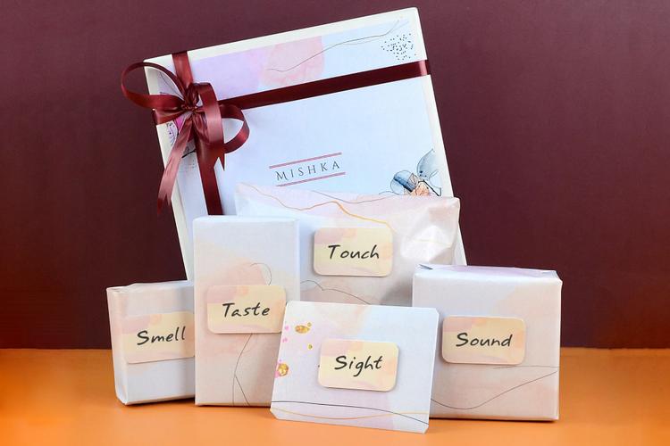 Top 8 Valentine's Day Gifts to Send to Surat