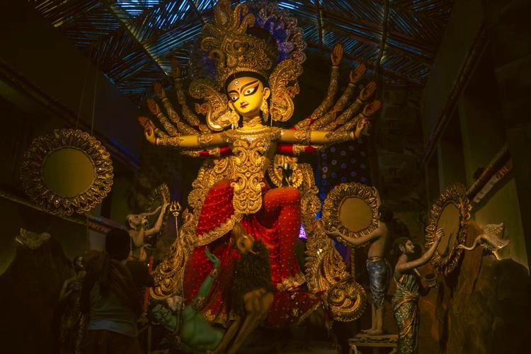 Planning to go for Pandal Hopping in Durga Puja 2025?