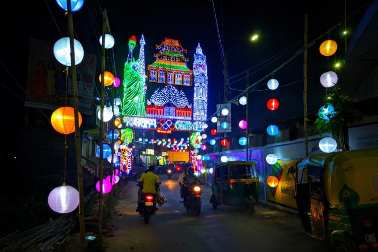 Planning to go for Pandal Hopping in Durga Puja 2025?