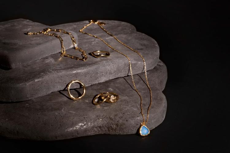 Top 6 Holi Gifts to Send to Navi Mumbai 