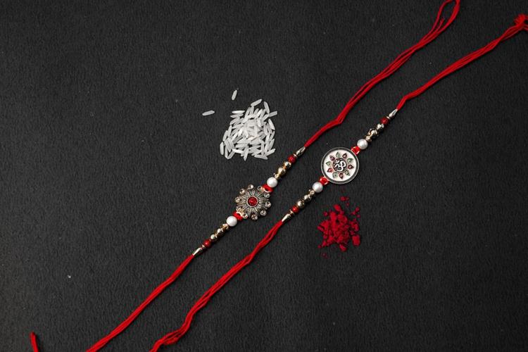 On Which Hand of Bhaiya & Bhabhi should the Rakhi be tied?