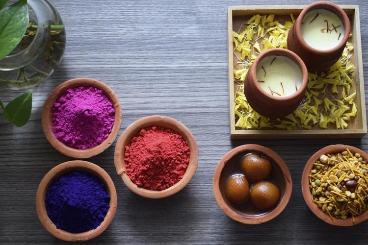 Top 8 Holi Gifts to Send to Hoshiarpur