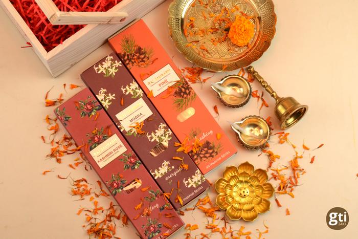 Top 7 Karwa Chauth Gifts to Send to Hyderabad