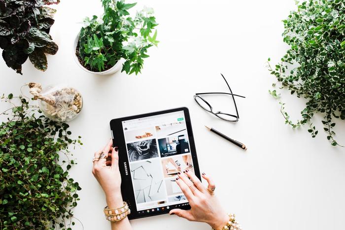 Top 7 Boss Day Gifts to Send to Hyderabad