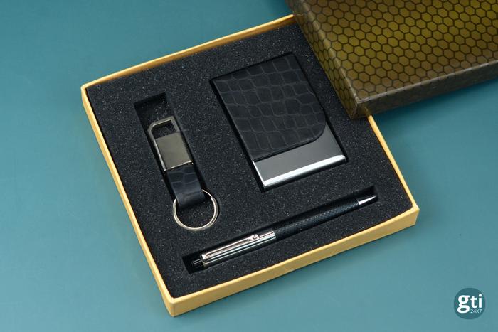 Top 7 Boss Day Gifts to Send to Hyderabad