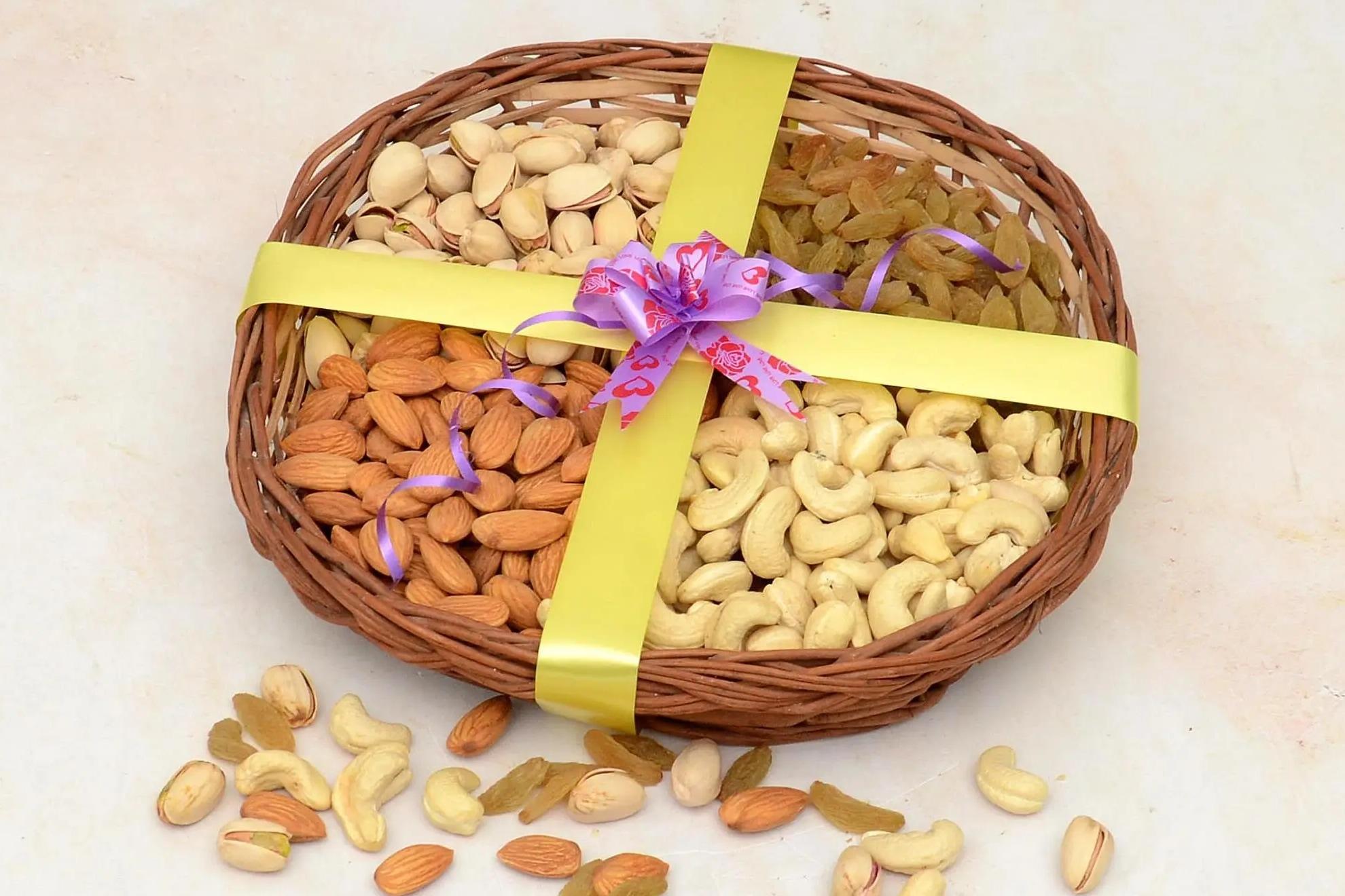 Buy Jaiccha Ghasitaram Gifts-Lohri Gifts Sweets- Complete Lohri Basket  Online at Best Prices in India - JioMart.